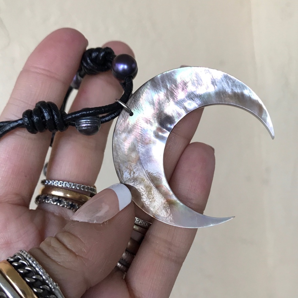 Mother of pearl moon black pearl leather choker - Picture 6 of 8